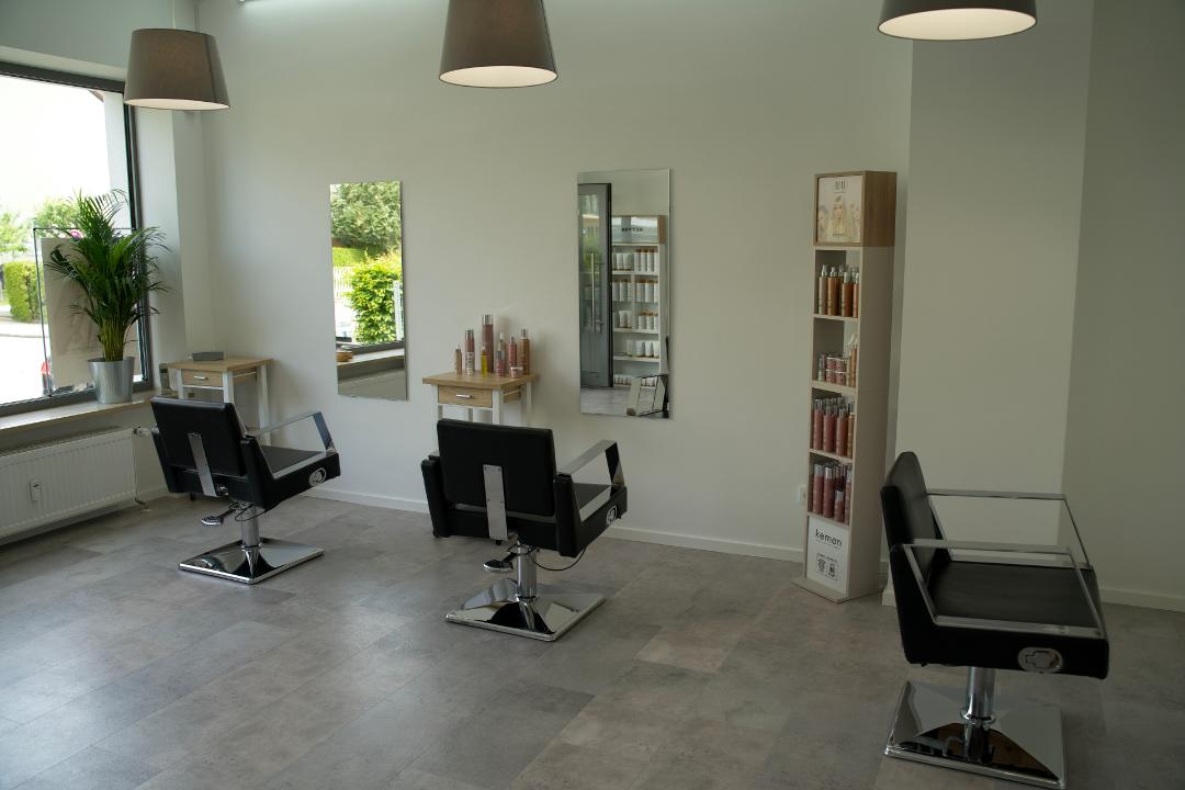 Der Salon Bio Beauty Hair in der Gleißmüllerstraße, Blick auf drei Bedienplätze