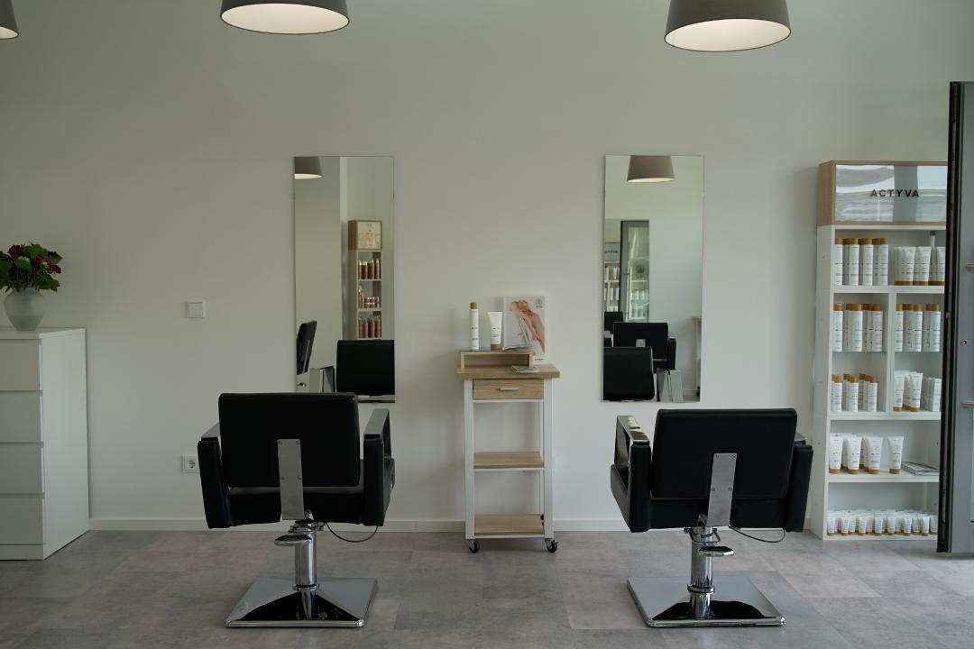 Bedienplätze mit Produktregal im Salon